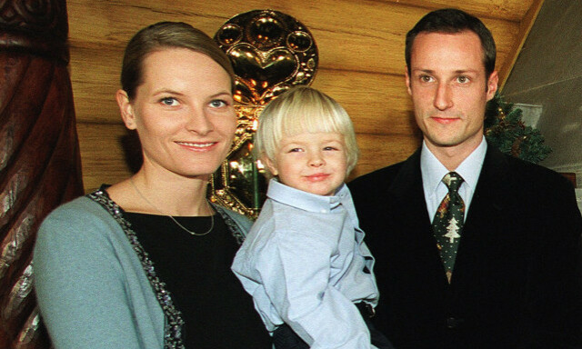 TIDLIG UTE: Kronprins Haakon gikk foran som et godt eksempel da han ble sammen med kronprinsesse Mette-Marit. Her fotografert med Marius Borg Høiby i år 2000. Foto: NTB scanpix TIDLIG UTE: Kronprins Haakon gikk foran som et godt eksempel da han ble sammen med kronprinsesse Mette-Marit. Her fotografert med Marius Borg Høiby i år 2000. Foto: NTB scanpix